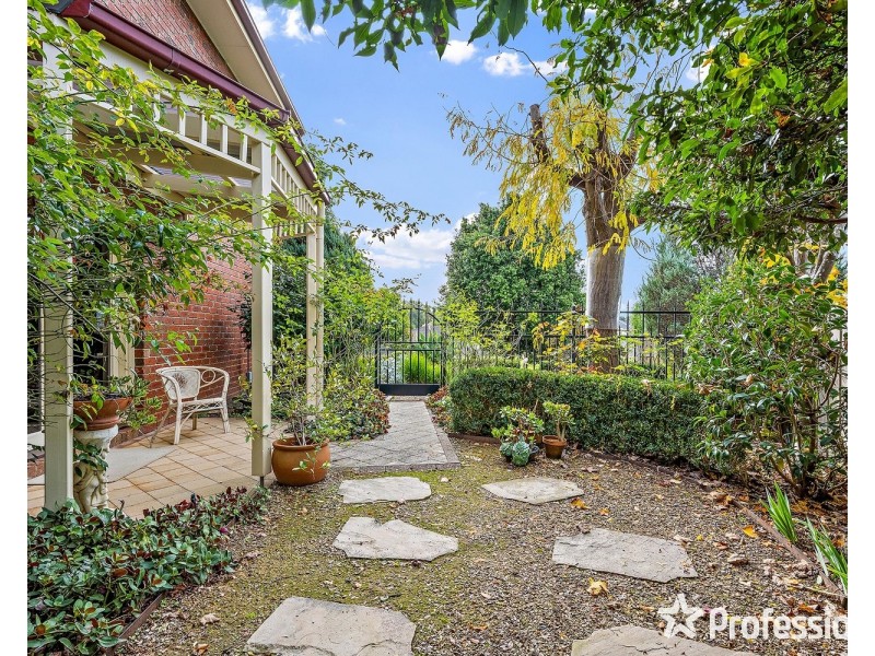 4 Bransdale Close, Mooroolbark VIC 3138
