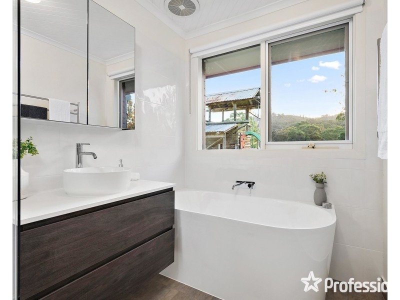 90 Uplands Road, Yarra Glen VIC 3775