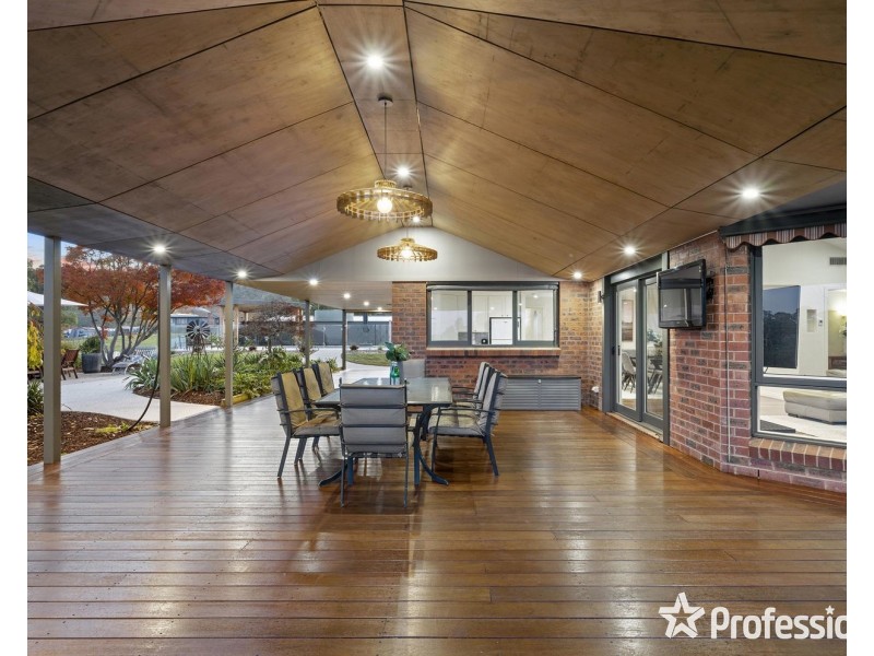 90 Uplands Road, Yarra Glen VIC 3775