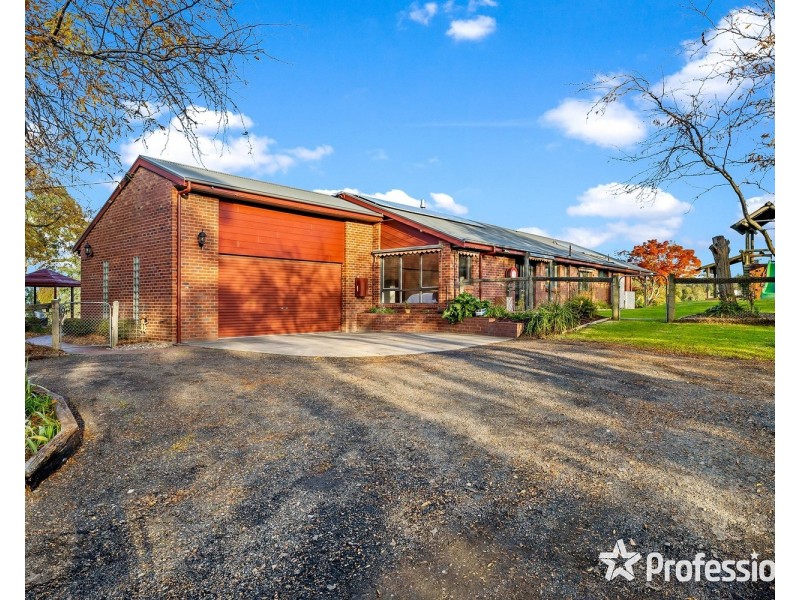 90 Uplands Road, Yarra Glen VIC 3775