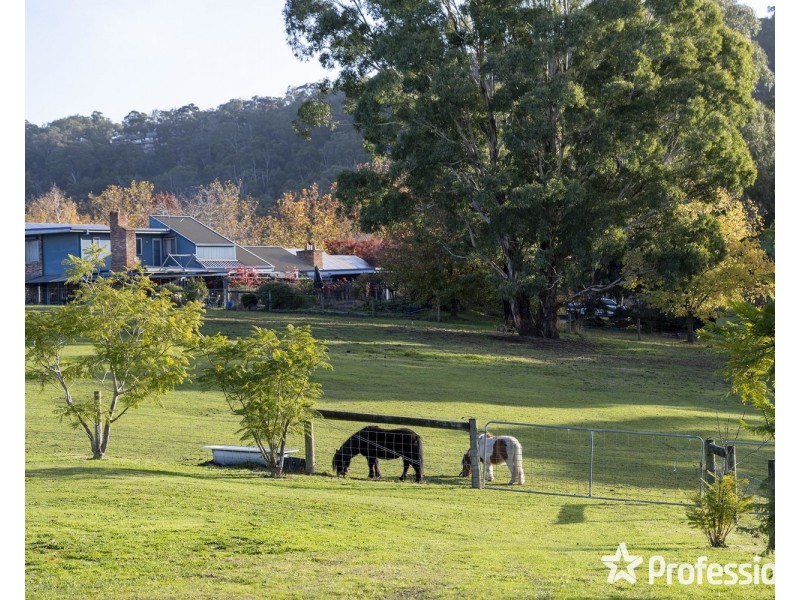 90 Uplands Road, Yarra Glen VIC 3775