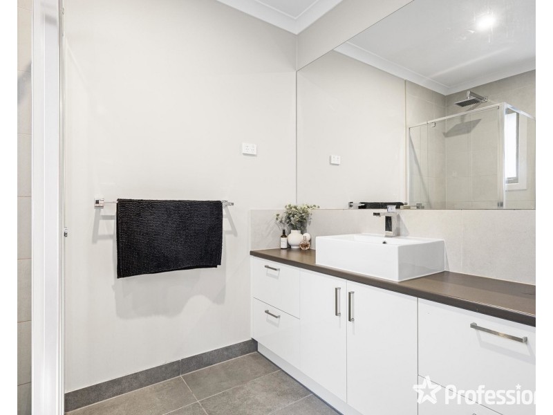 4 Brennan Close, Mooroolbark VIC 3138