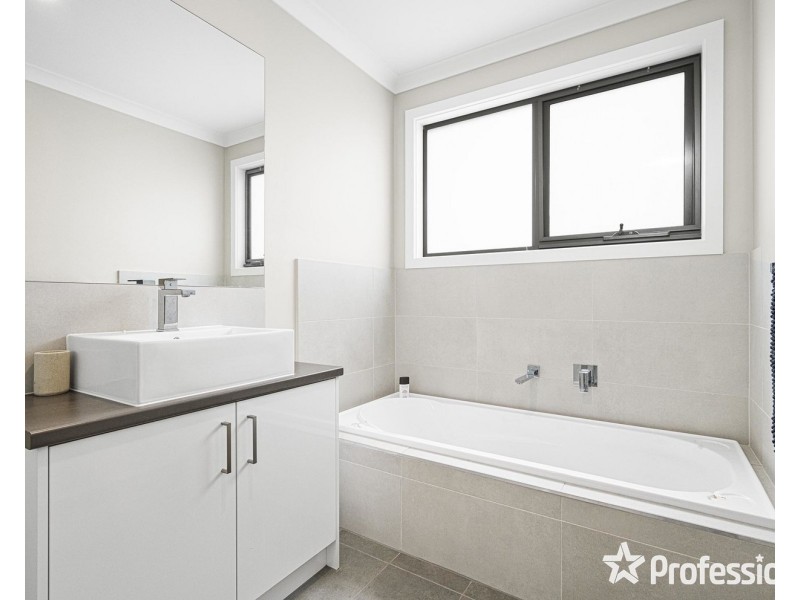 4 Brennan Close, Mooroolbark VIC 3138