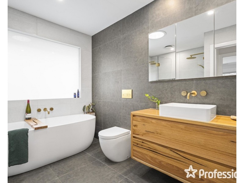 18 Taylors Road, Croydon VIC 3136