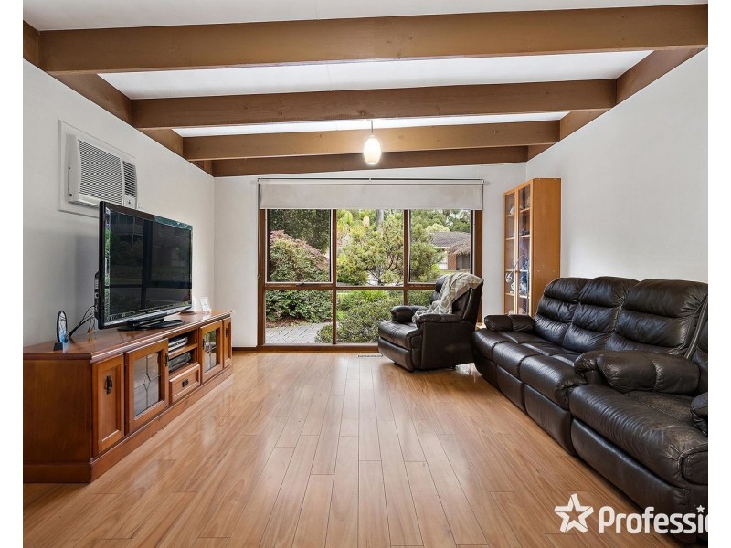 8 Nambour Drive, Mooroolbark VIC 3138