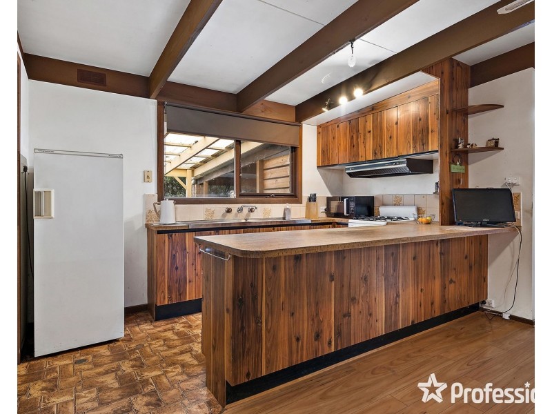 8 Nambour Drive, Mooroolbark VIC 3138