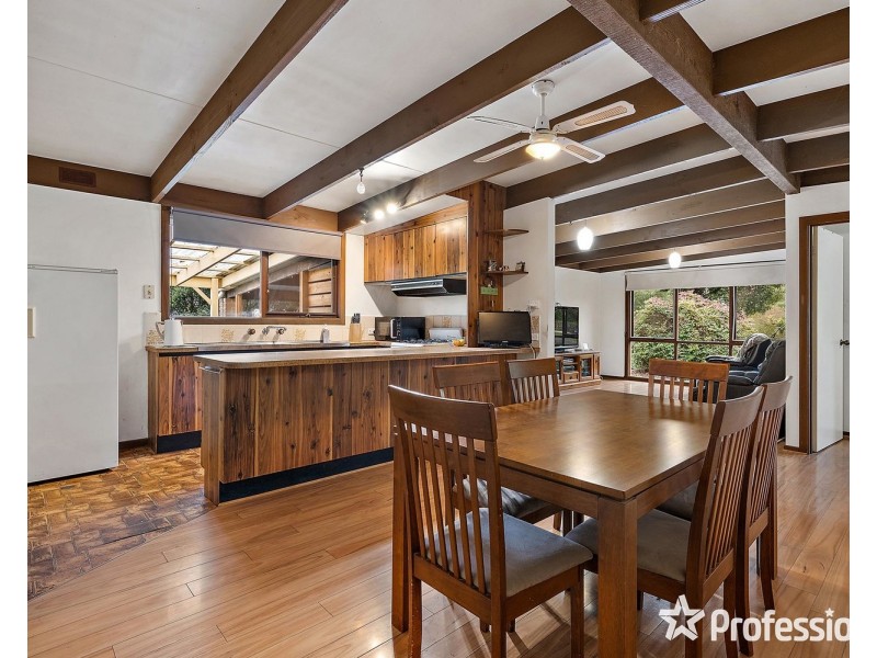 8 Nambour Drive, Mooroolbark VIC 3138