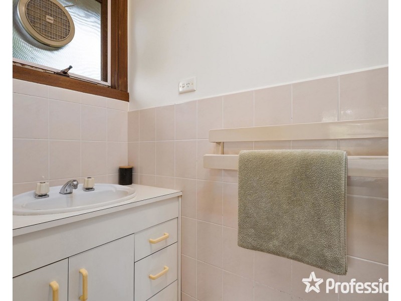 8 Nambour Drive, Mooroolbark VIC 3138