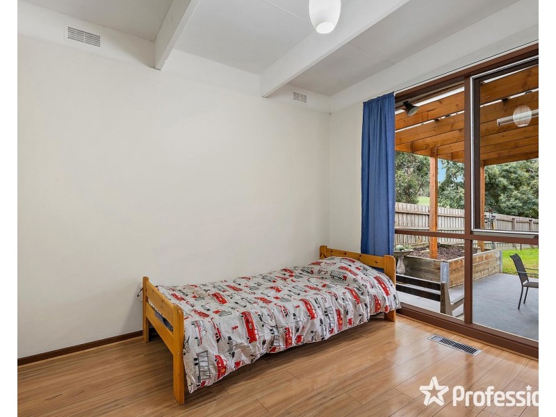 8 Nambour Drive, Mooroolbark VIC 3138