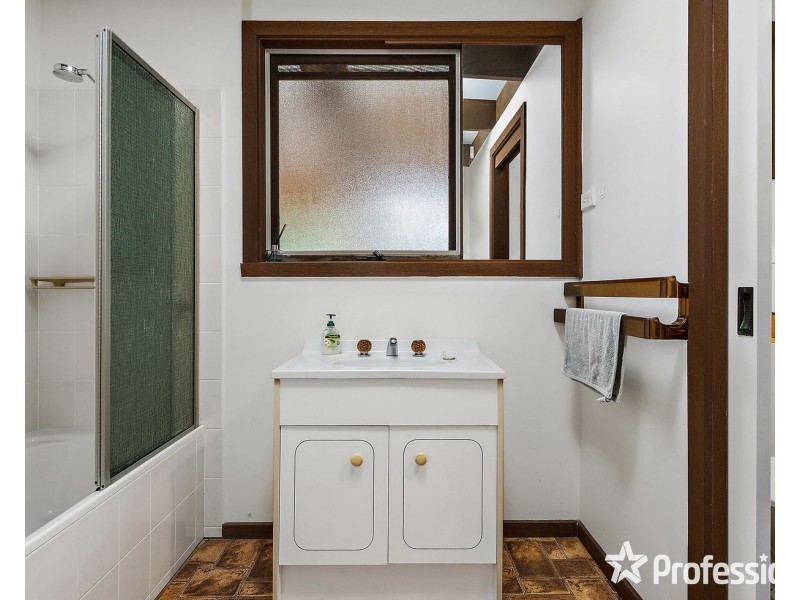 8 Nambour Drive, Mooroolbark VIC 3138