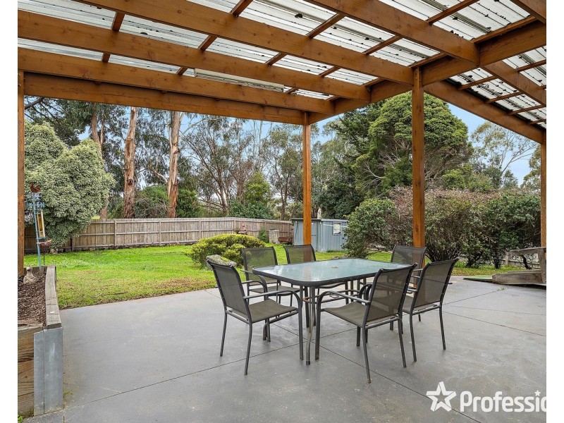 8 Nambour Drive, Mooroolbark VIC 3138