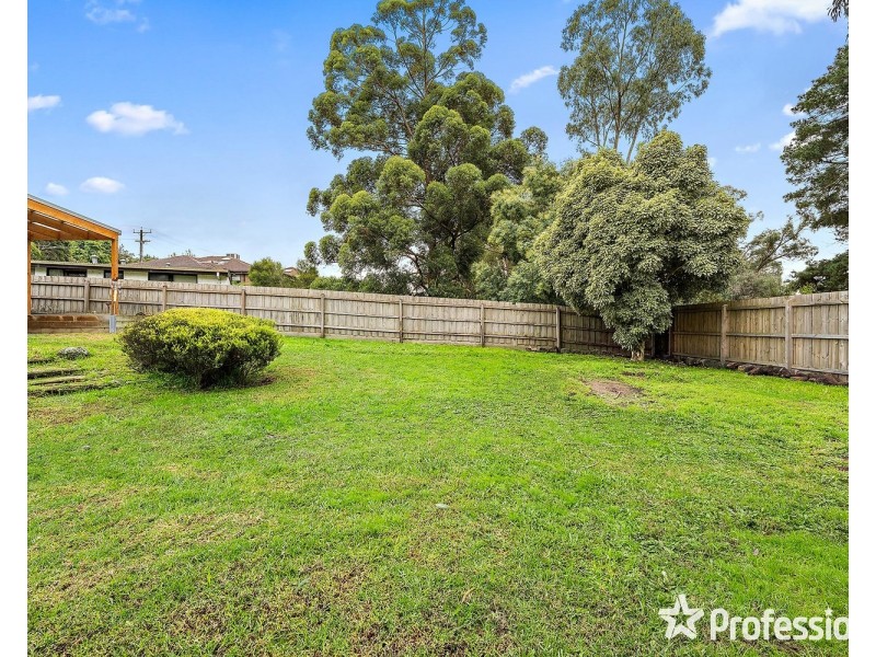8 Nambour Drive, Mooroolbark VIC 3138