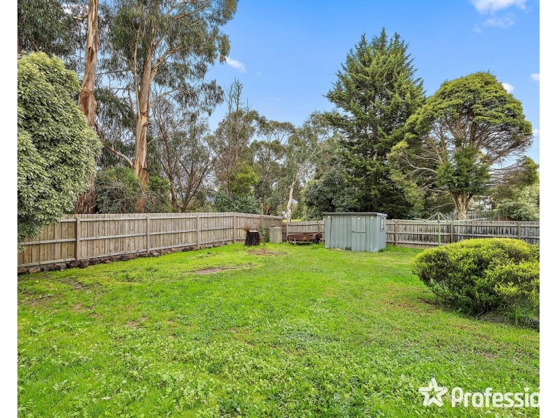 8 Nambour Drive, Mooroolbark VIC 3138