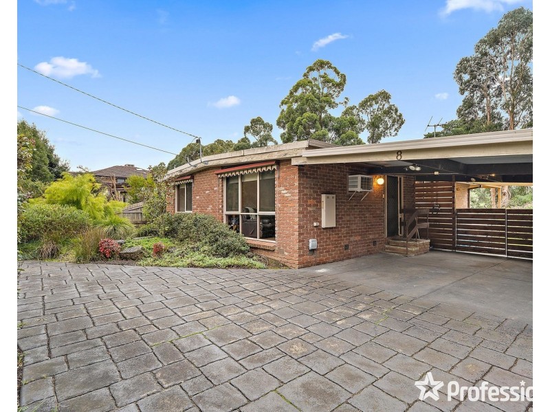 8 Nambour Drive, Mooroolbark VIC 3138