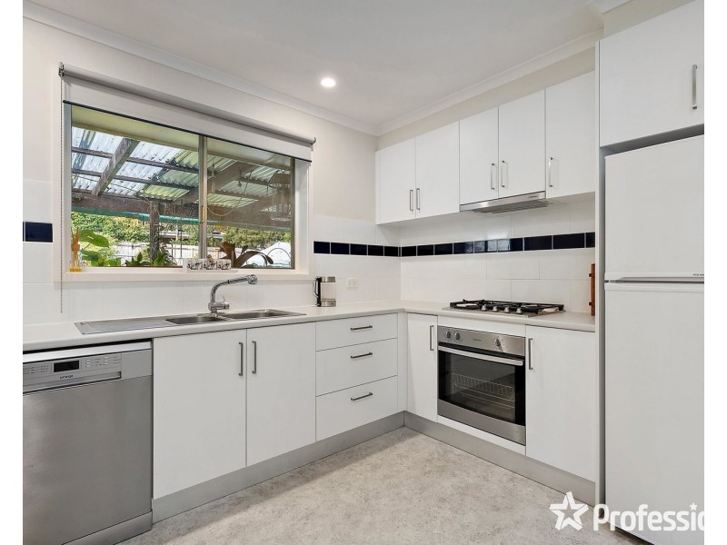 10 Saxon Drive, Mooroolbark VIC 3138