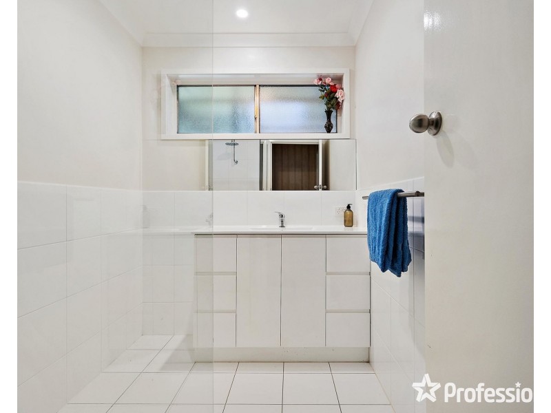 10 Saxon Drive, Mooroolbark VIC 3138