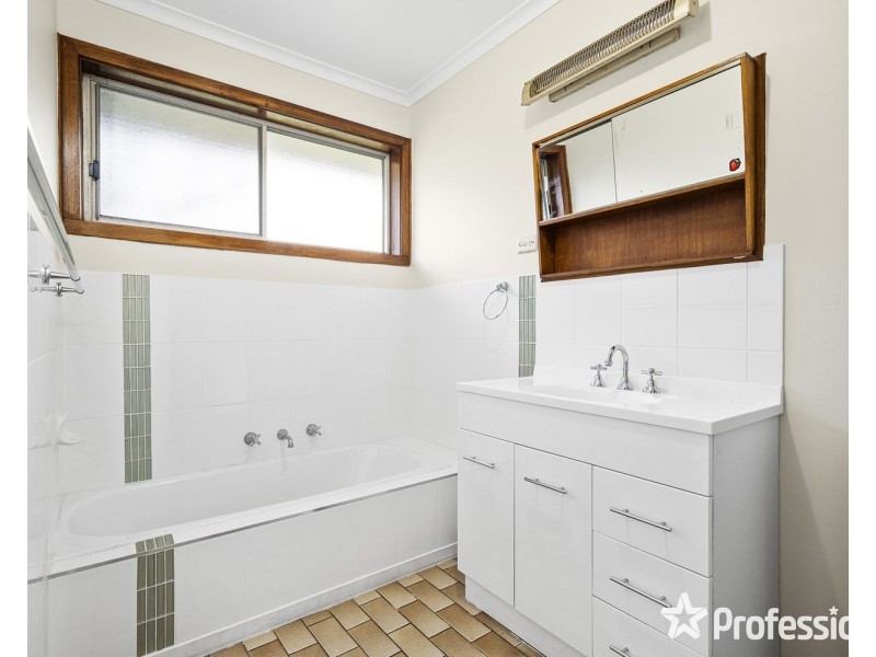 73 Manchester Road, Mooroolbark VIC 3138