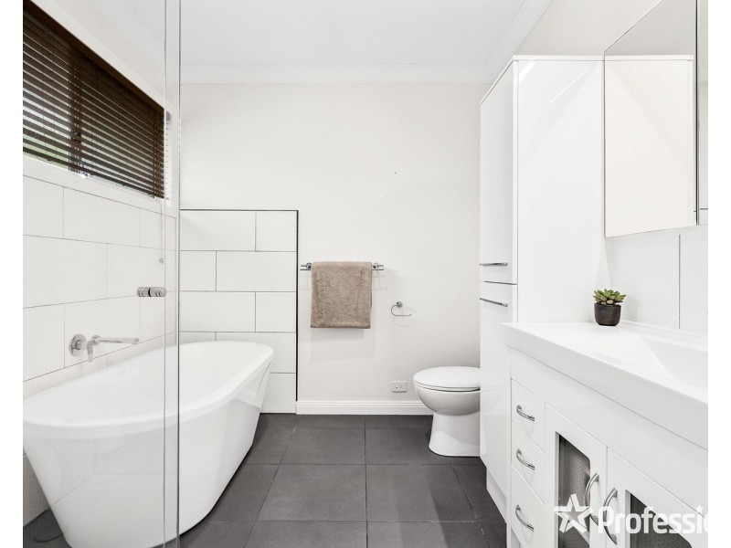 16 Charles Road, Lilydale VIC 3140