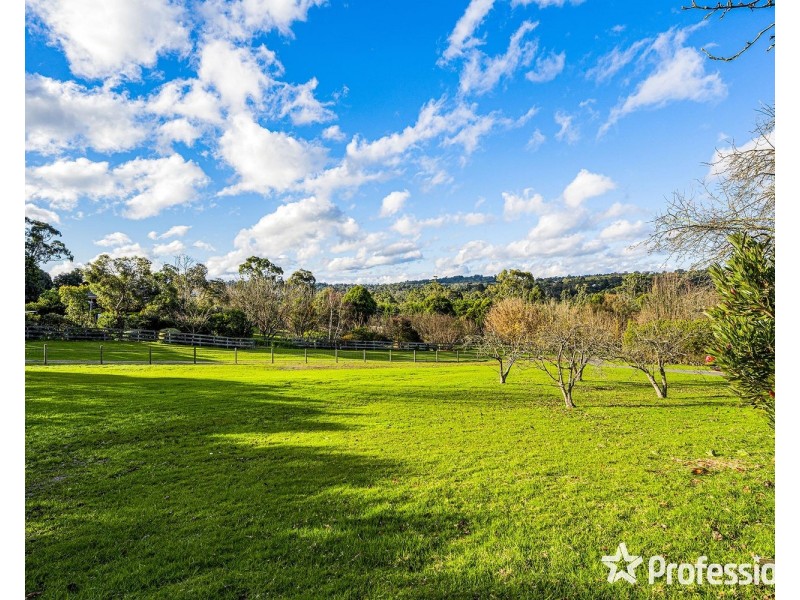 16 Charles Road, Lilydale VIC 3140