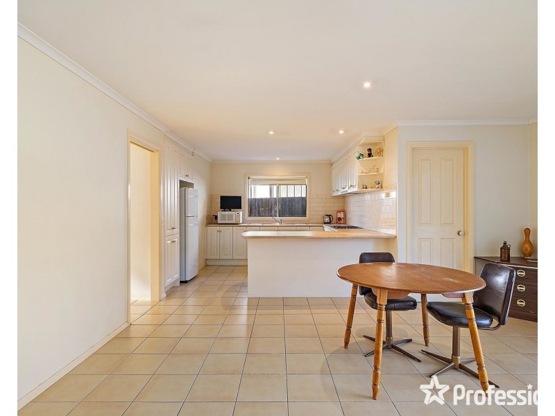 2/17 Abraham Drive, Croydon VIC 3136