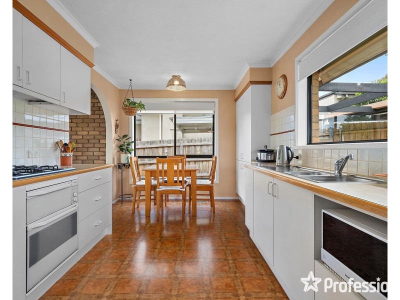 15 Holmes Road, Mooroolbark VIC 3138
