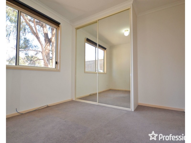 24 McDermott Avenue, Mooroolbark VIC 3138