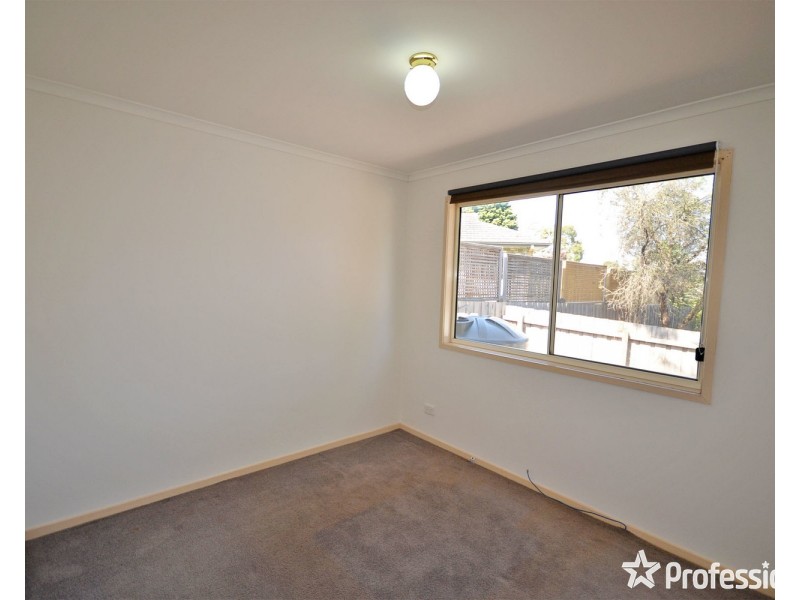 24 McDermott Avenue, Mooroolbark VIC 3138