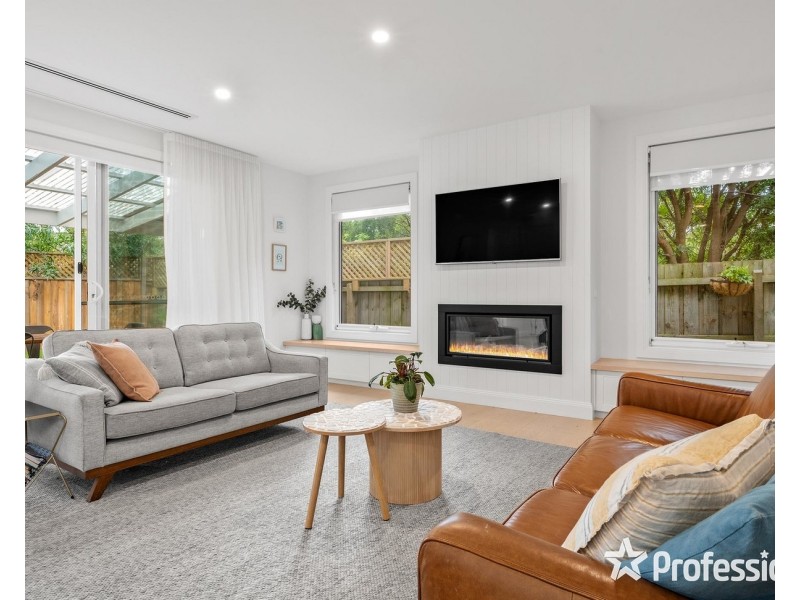 8 Yvonne Avenue, Croydon South VIC 3136