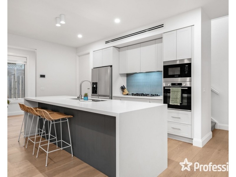 8 Yvonne Avenue, Croydon South VIC 3136