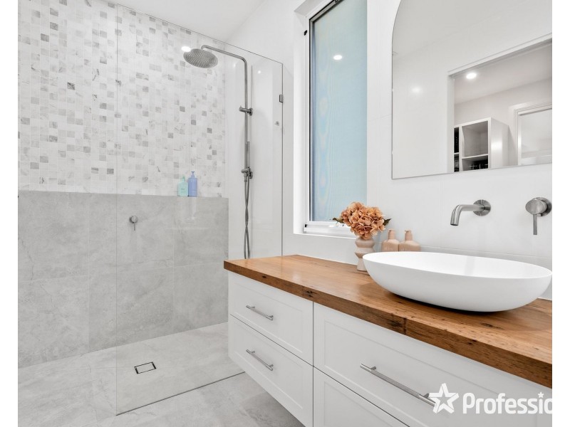 8 Yvonne Avenue, Croydon South VIC 3136