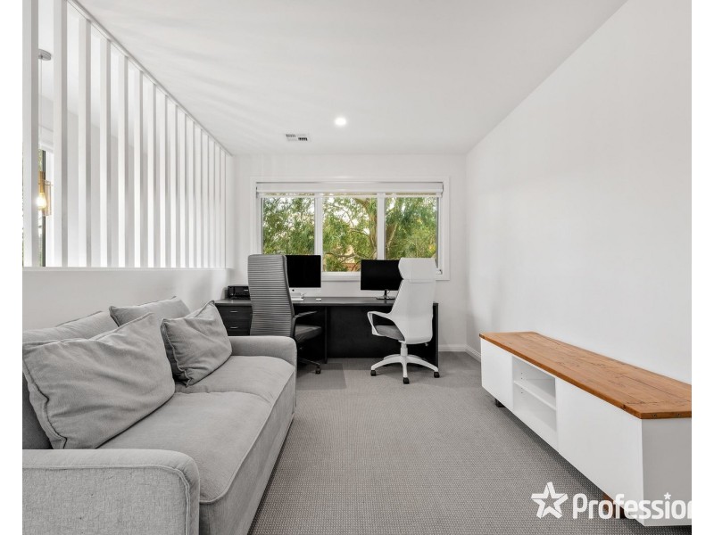 8 Yvonne Avenue, Croydon South VIC 3136