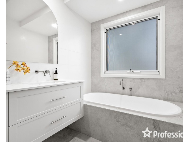 8 Yvonne Avenue, Croydon South VIC 3136