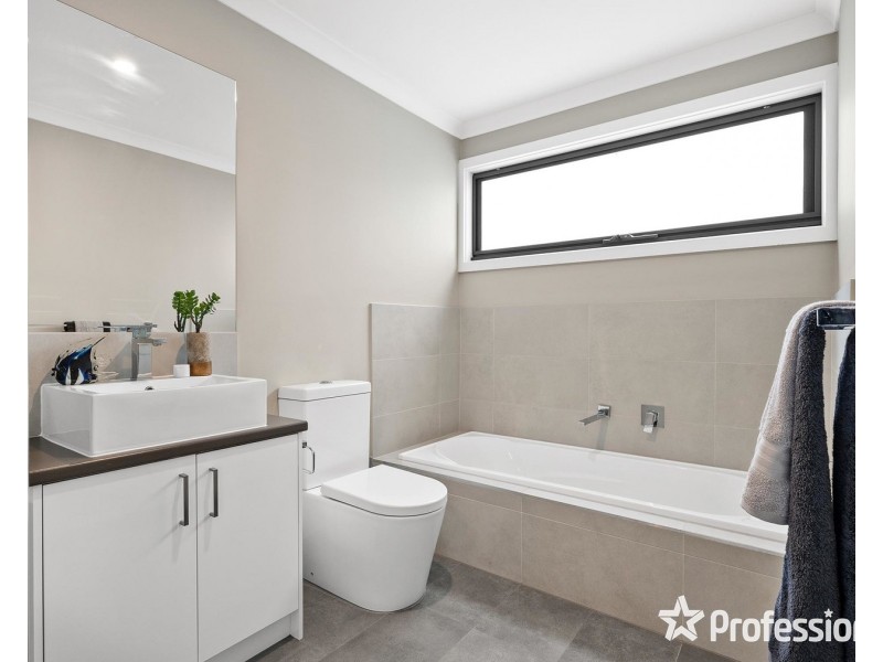 2 Brennan Close, Mooroolbark VIC 3138