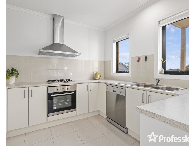 12a Zina Grove, Mooroolbark VIC 3138