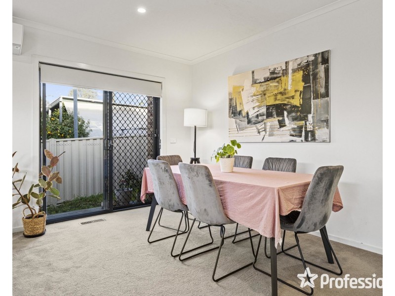 12a Zina Grove, Mooroolbark VIC 3138