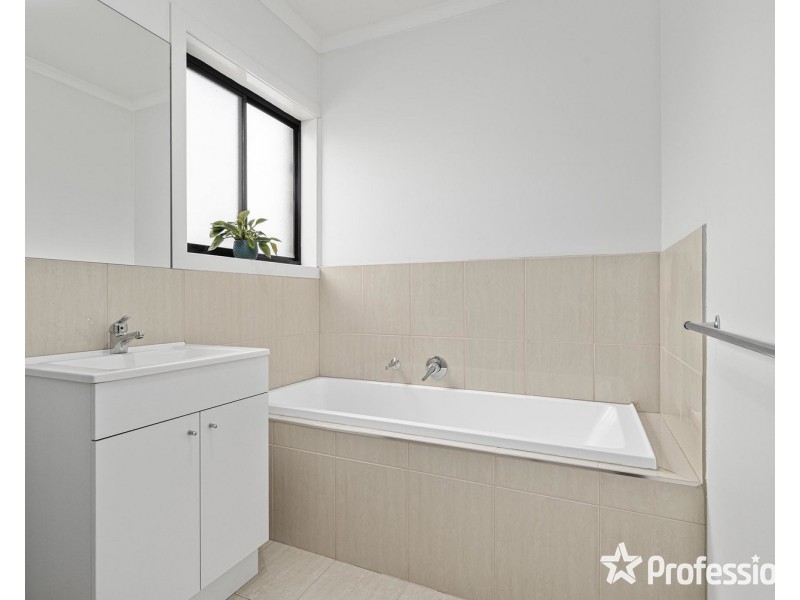 12a Zina Grove, Mooroolbark VIC 3138