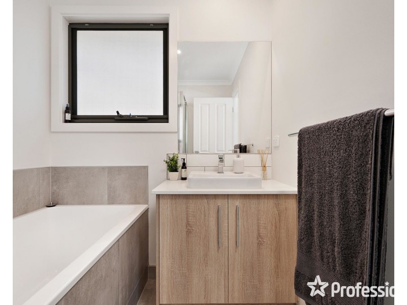 2/15 Durham Road, Kilsyth VIC 3137