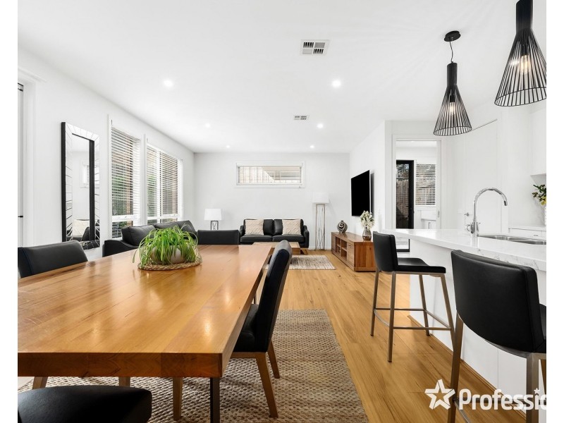 2c Caromar Street, Croydon VIC 3136