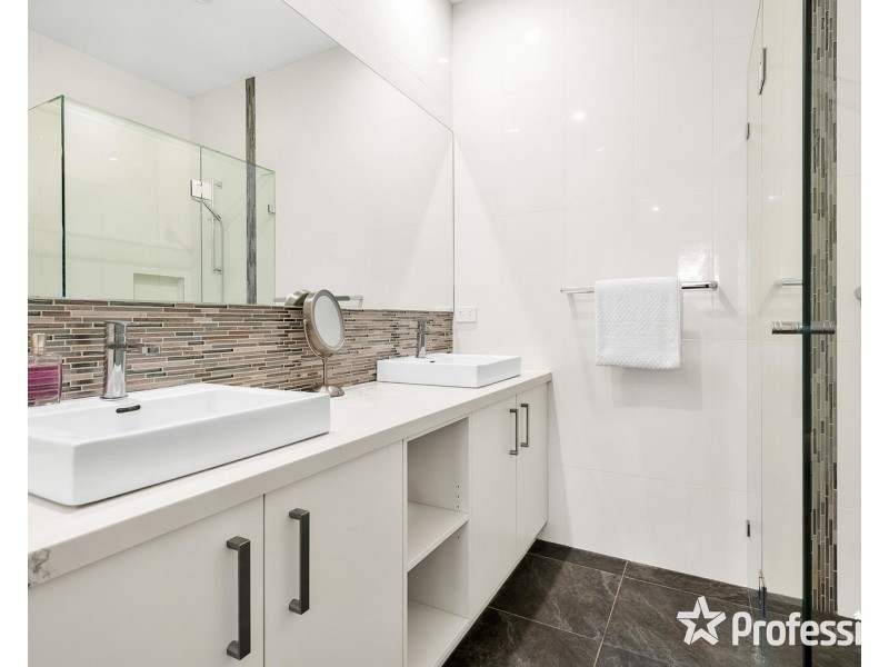 2c Caromar Street, Croydon VIC 3136