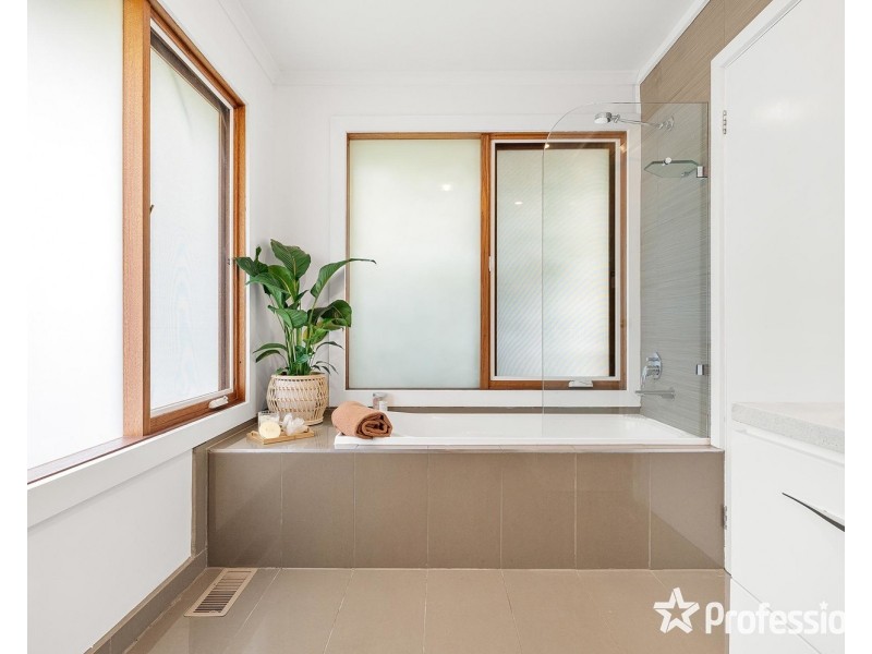 60 Pembroke Road, Mooroolbark VIC 3138