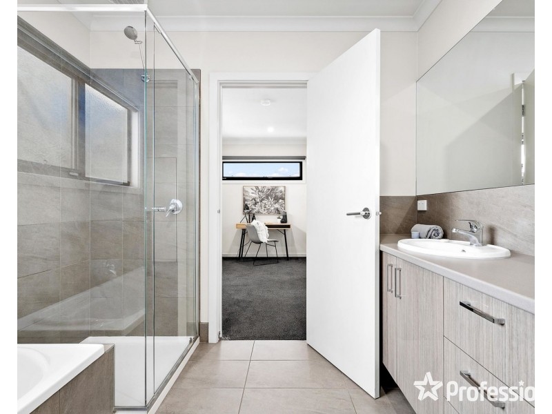 1/4 Shield Court, Kilsyth VIC 3137