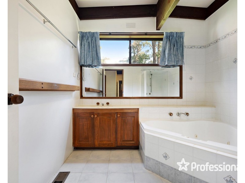 42 Warrawee Road, Mount Evelyn VIC 3796