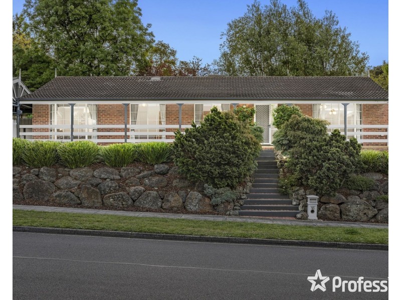 16 Wainewright Avenue, Mooroolbark VIC 3138