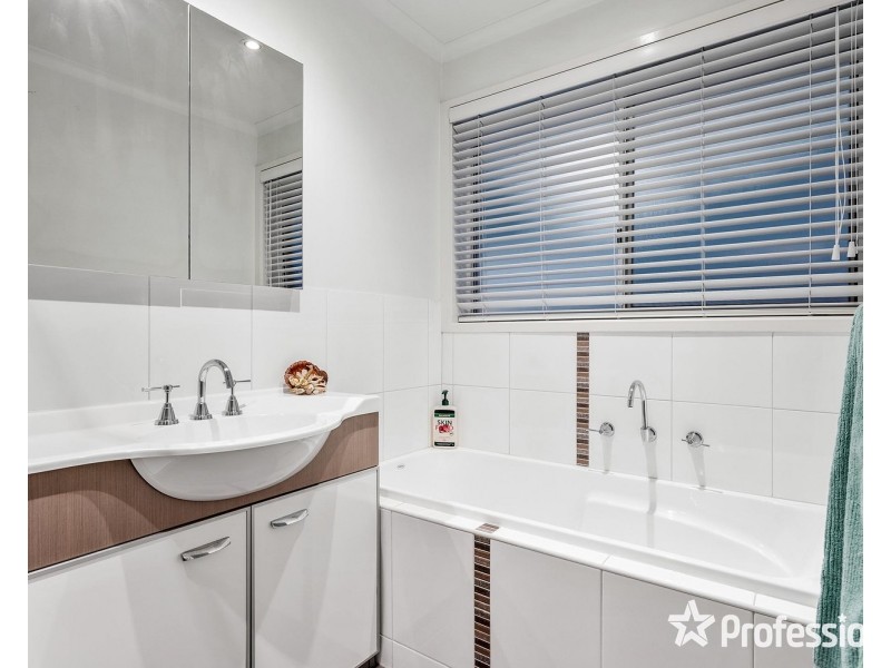 16 Wainewright Avenue, Mooroolbark VIC 3138