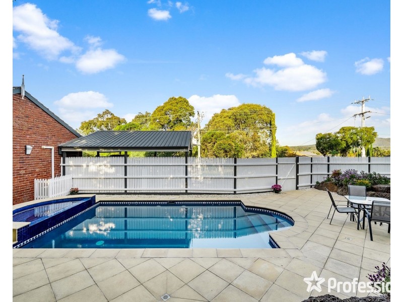 16 Wainewright Avenue, Mooroolbark VIC 3138