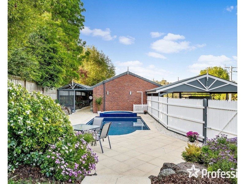 16 Wainewright Avenue, Mooroolbark VIC 3138