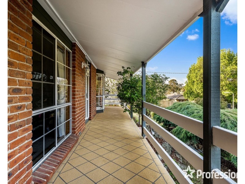 16 Wainewright Avenue, Mooroolbark VIC 3138