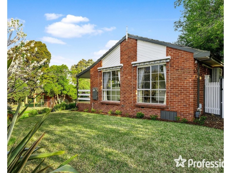 16 Wainewright Avenue, Mooroolbark VIC 3138