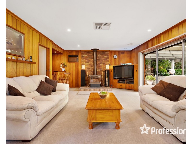 4 Warren Court, Mooroolbark VIC 3138