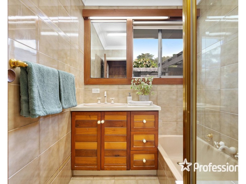 4 Warren Court, Mooroolbark VIC 3138